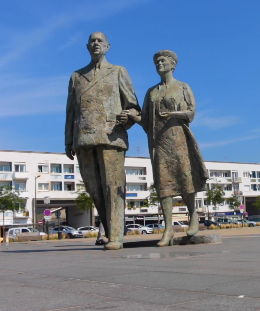 Statue du Général de Gaulle sur la place d'Armes à Calais